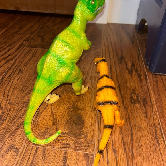 Velociraptor Vintage Dinosaur Toy Set - Picture 4 of 4
